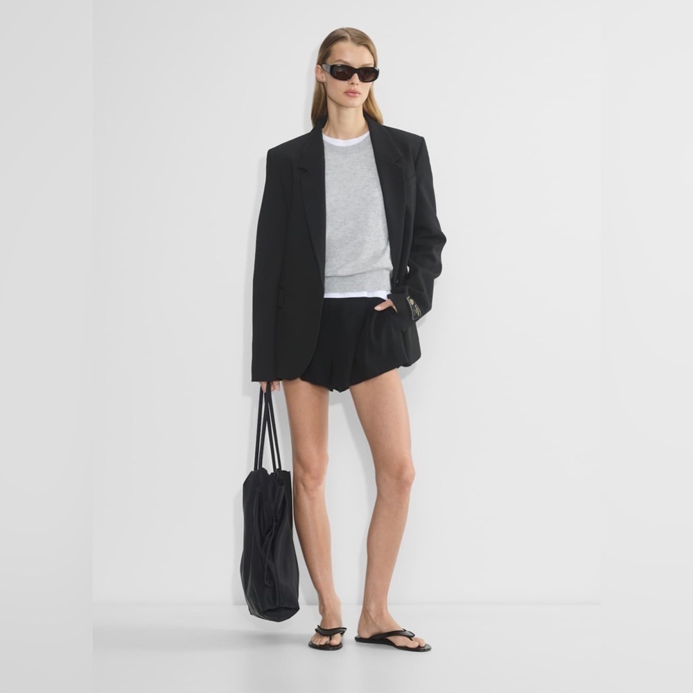 Aritzia Babaton Classic Black Pleated Women's Shorts size 2 chic preppy 90s